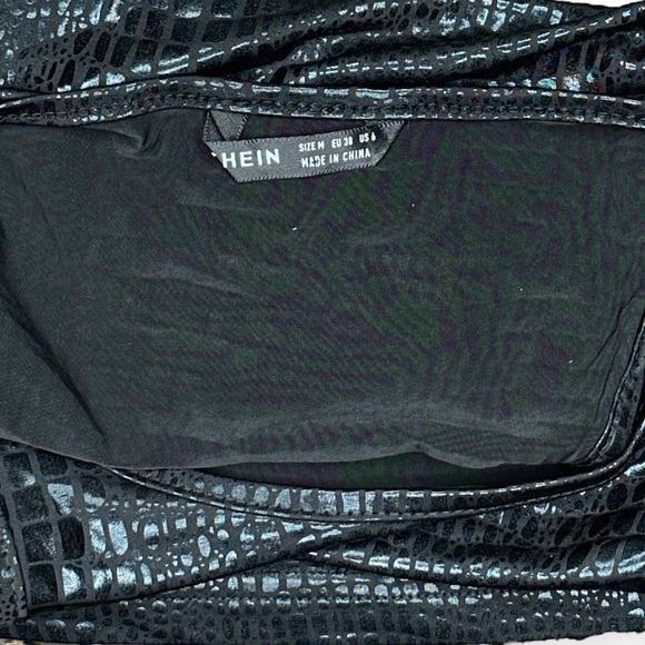 Reptile texture halter crop top - Picture 5 of 7